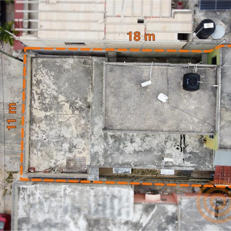 Vista aérea con las medidas del terreno de 11 por 18 m