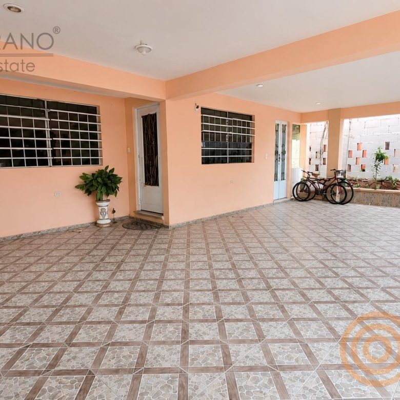 Cochera techada y terraza de la casa en Colonos