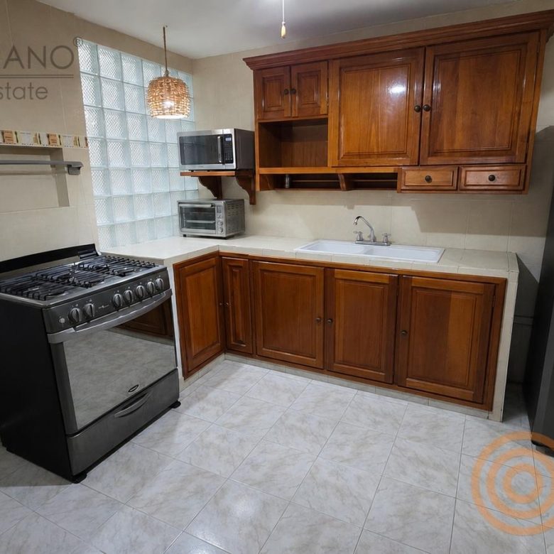 Cocina con gabinetes de madera de cedro y estufa