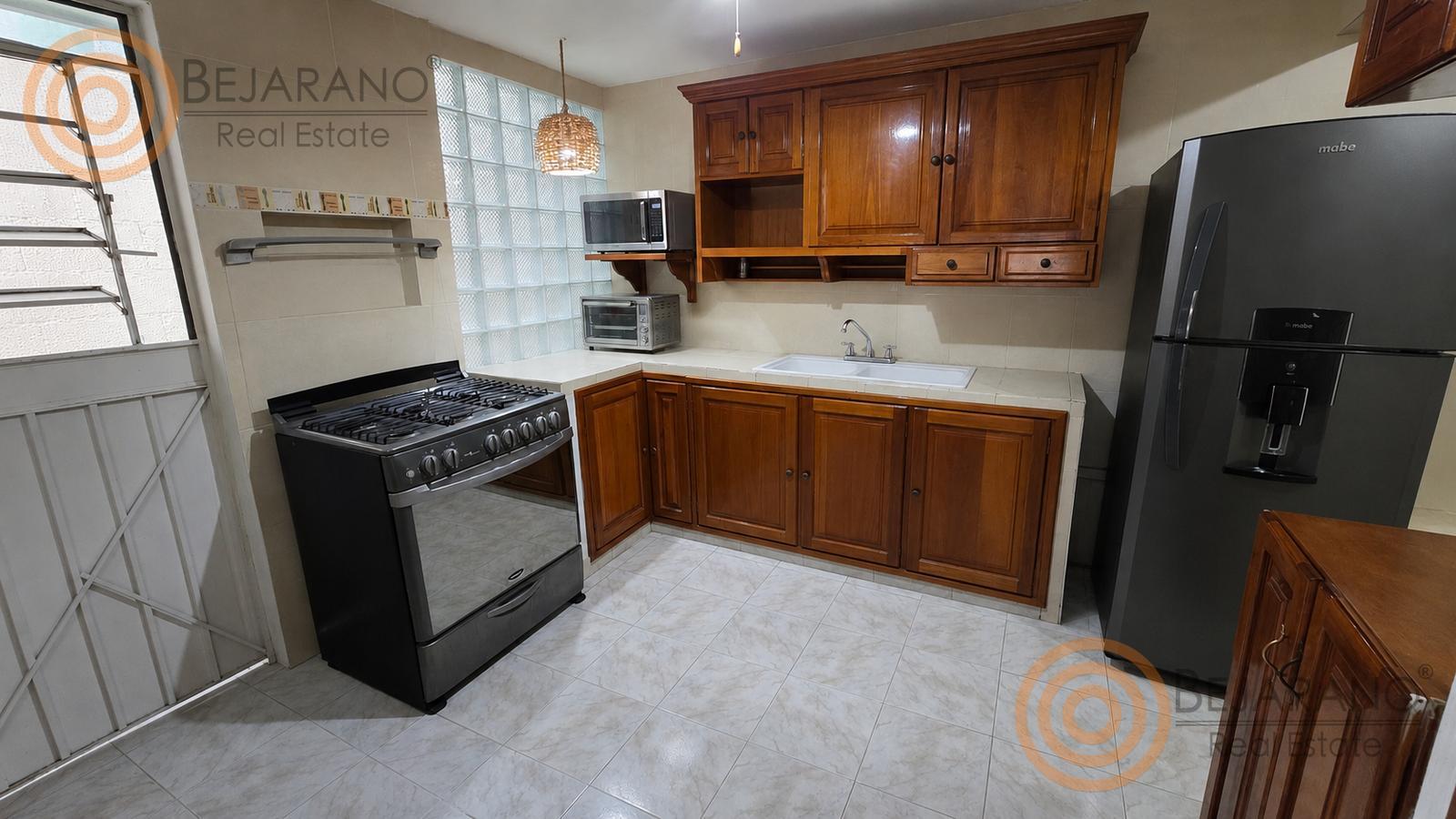bho8125184-06 Cocina con gabinetes de madera de cedro y estufa