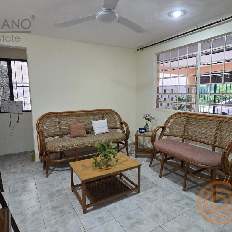 Sala con muebles de ratán y ventanales