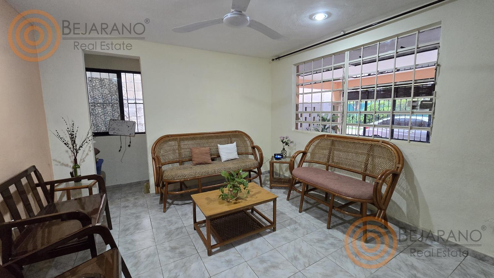 bho8125184-07 Sala con muebles de ratán y ventanales