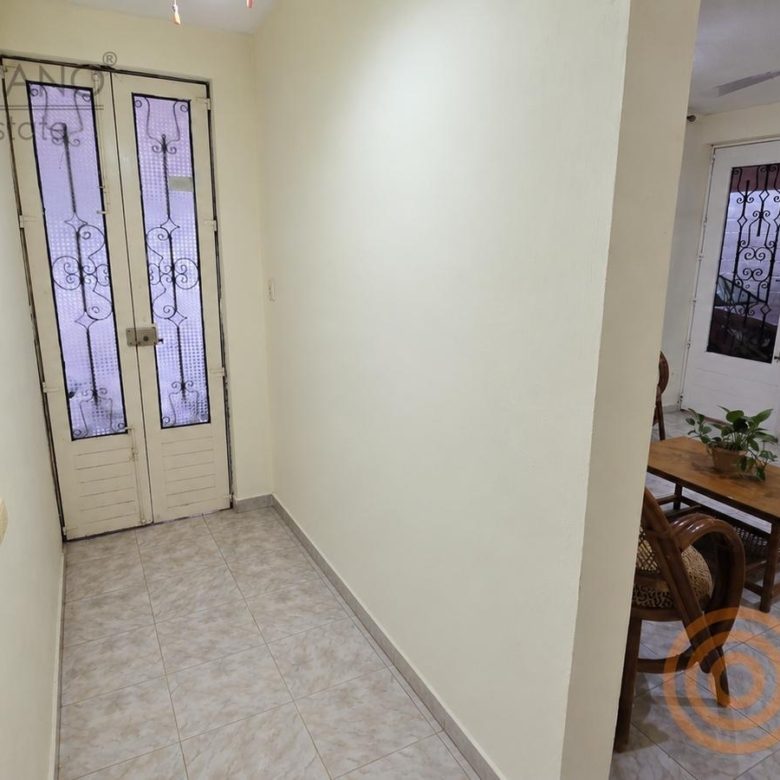 Pasillo con puertas de herrería y vidrio decorado