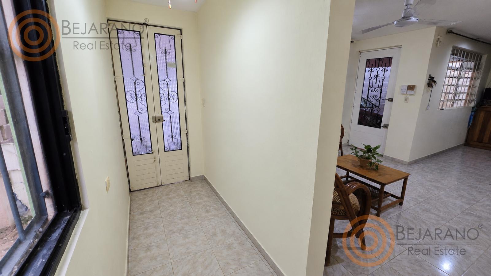 bho8125184-08 Pasillo con puertas de herrería y vidrio decorado