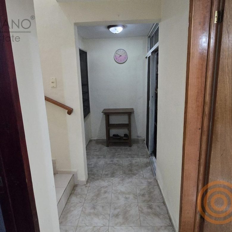 Pasillo y escalera interior hacia la planta alta