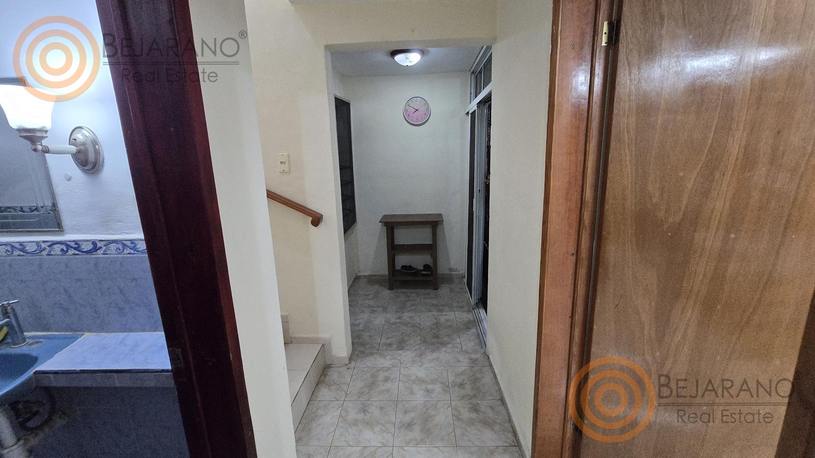 bho8125184-09 Pasillo y escalera interior hacia la planta alta