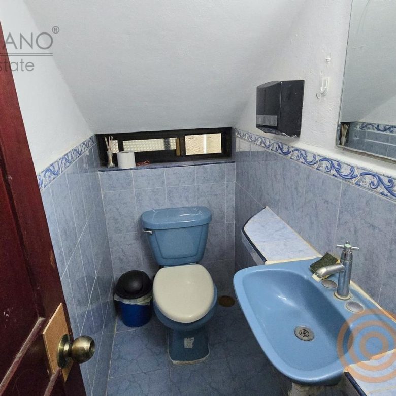 Baño de visitas con lavabo azul