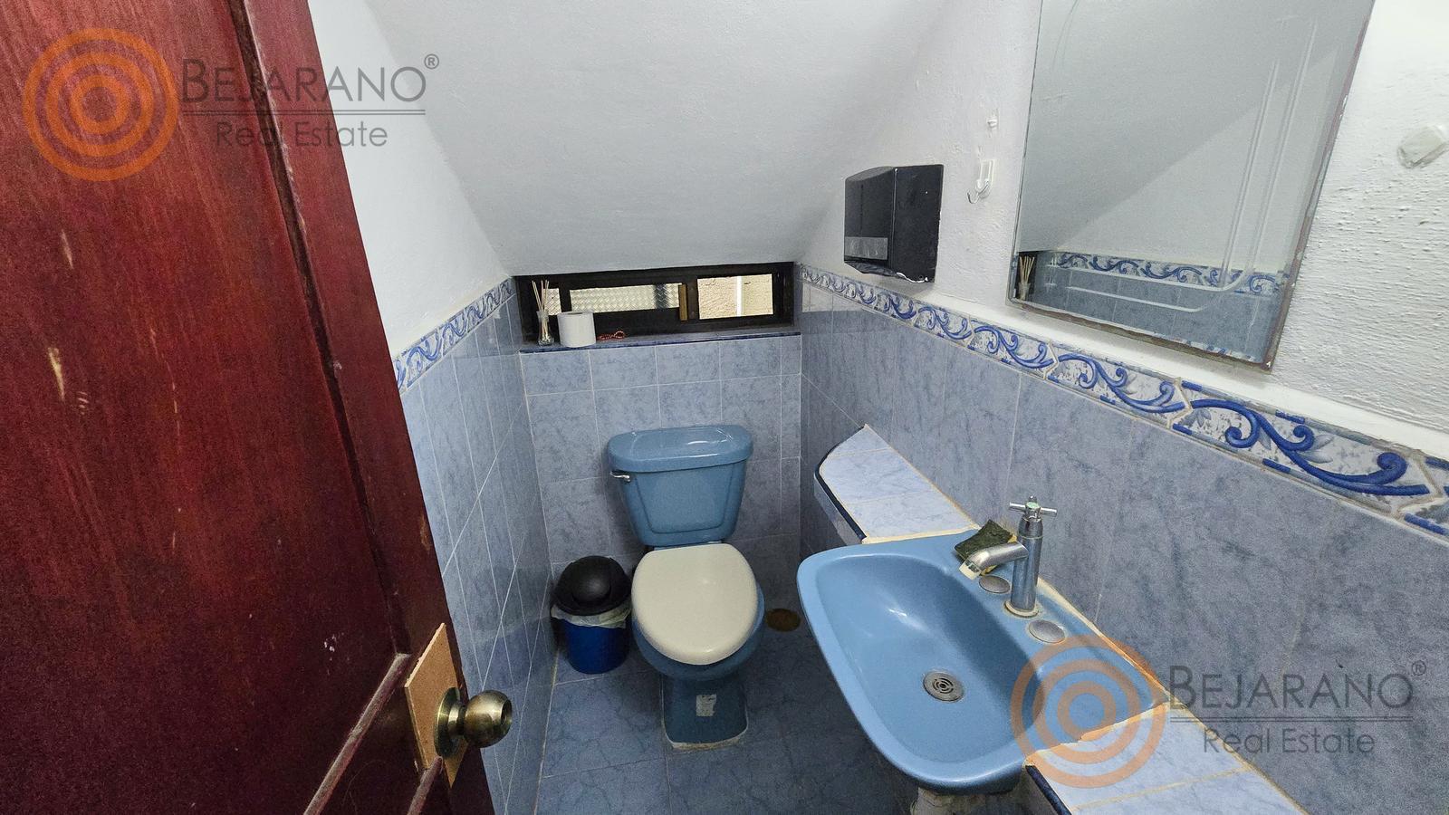 bho8125184-10 Baño de visitas con lavabo azul