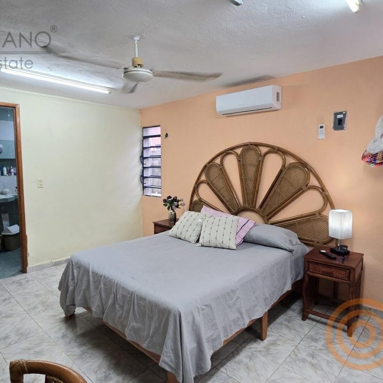 Recámara principal con cama, clima y baño privado