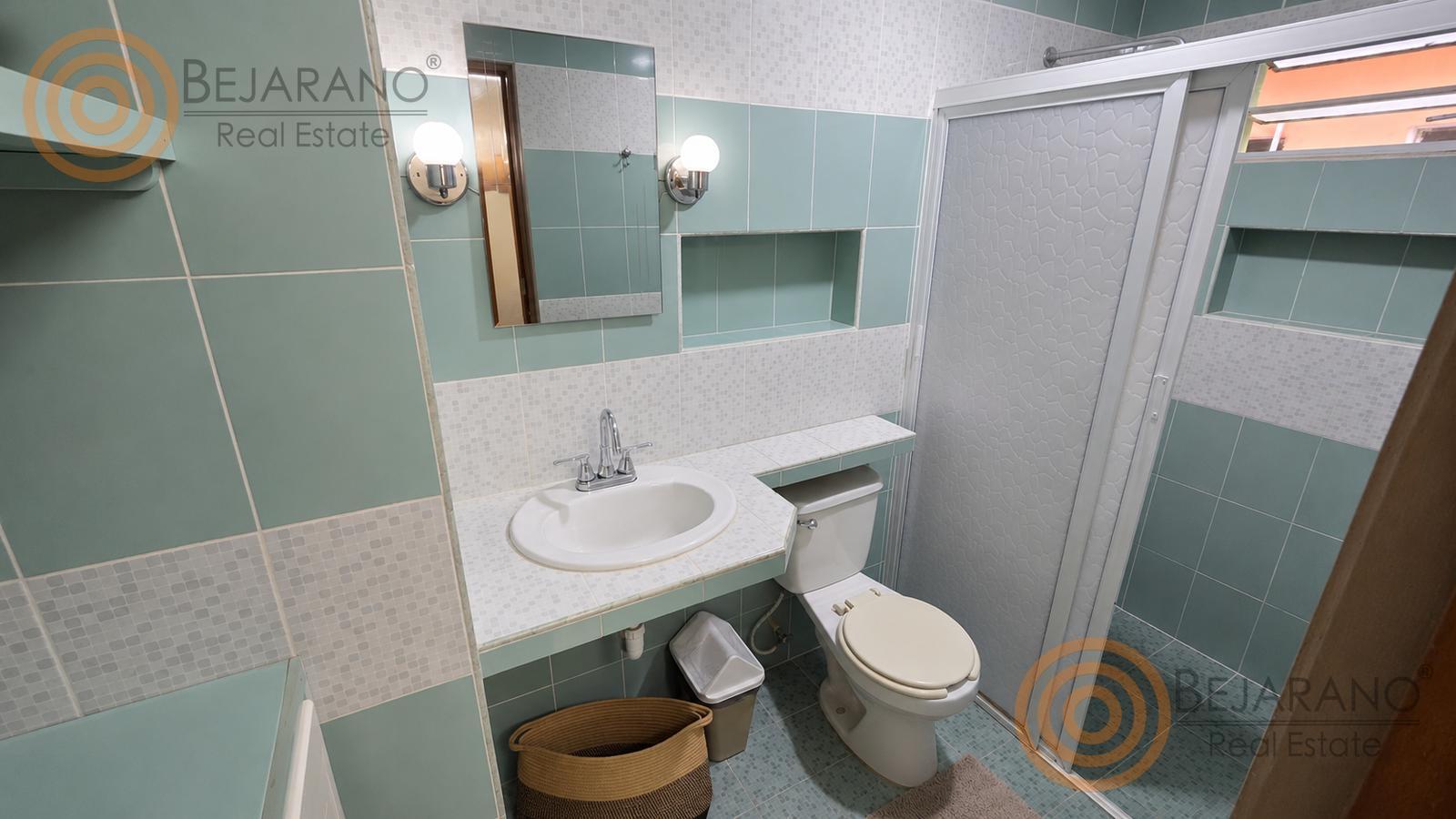 bho8125184-12 Baño completo con regadera y lavabo en azulejo verde