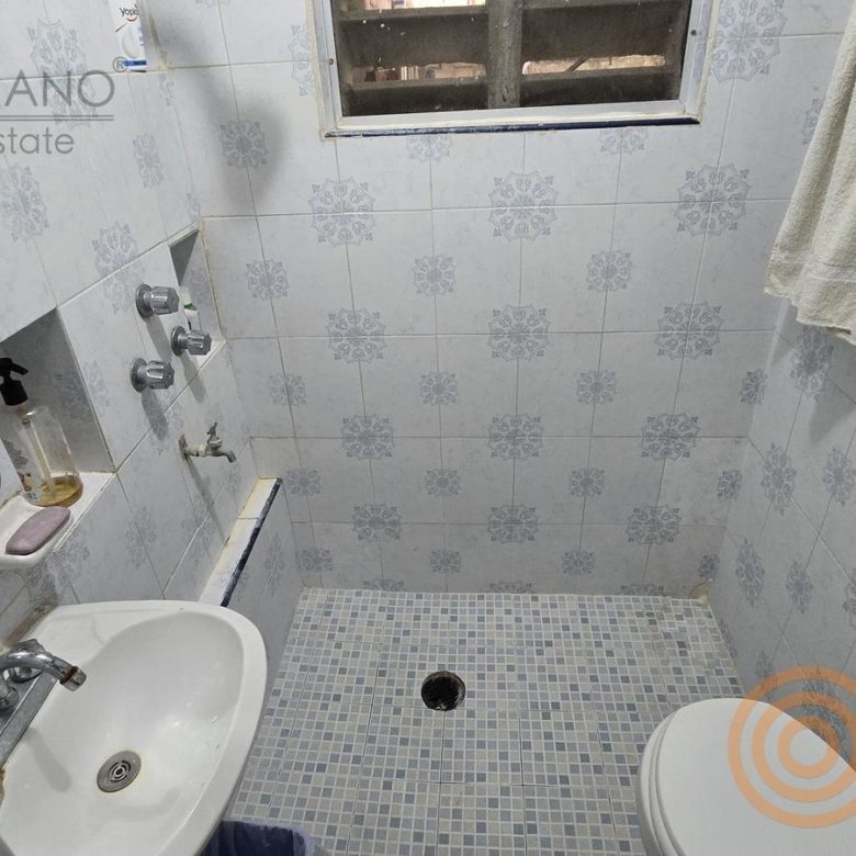 Baño con regadera y lavabo de una recámara