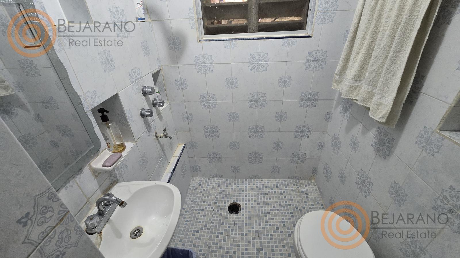 bho8125184-14 Baño con regadera y lavabo de una recámara