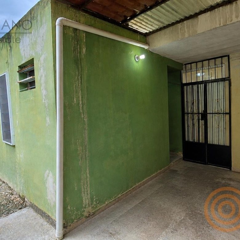 Patio lateral y área de servicio de la casa