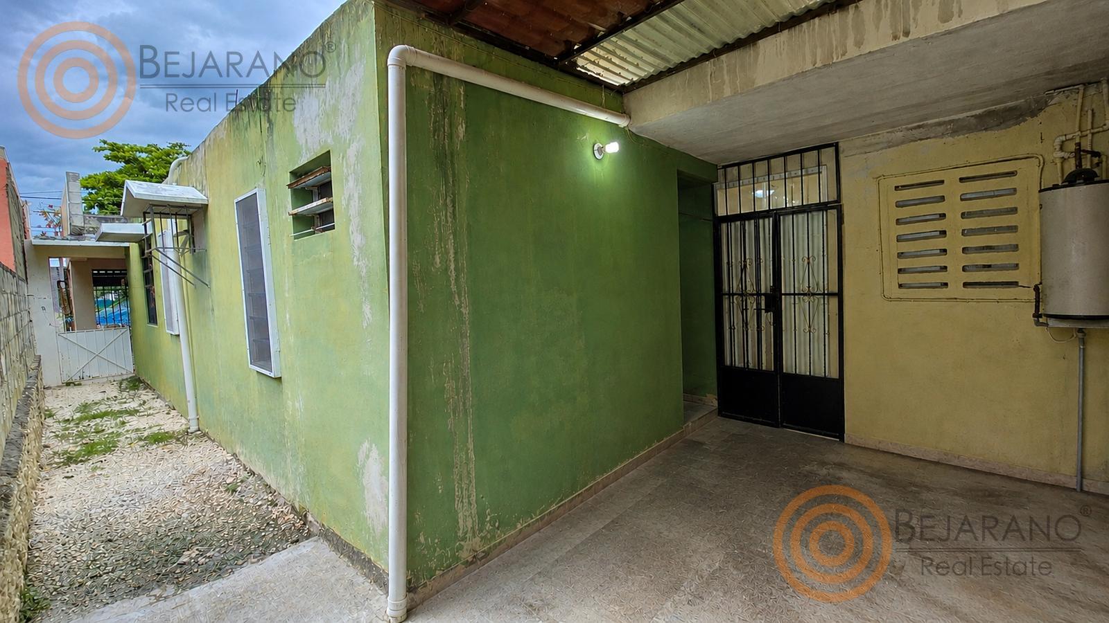 bho8125184-15 Patio lateral y área de servicio de la casa