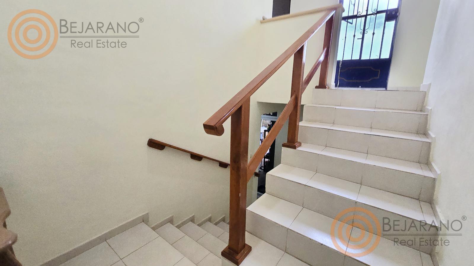 bho8125184-16 Escalera con barandal de madera hacia la planta alta