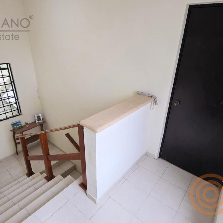 Descanso de la escalera con ventana de herrería