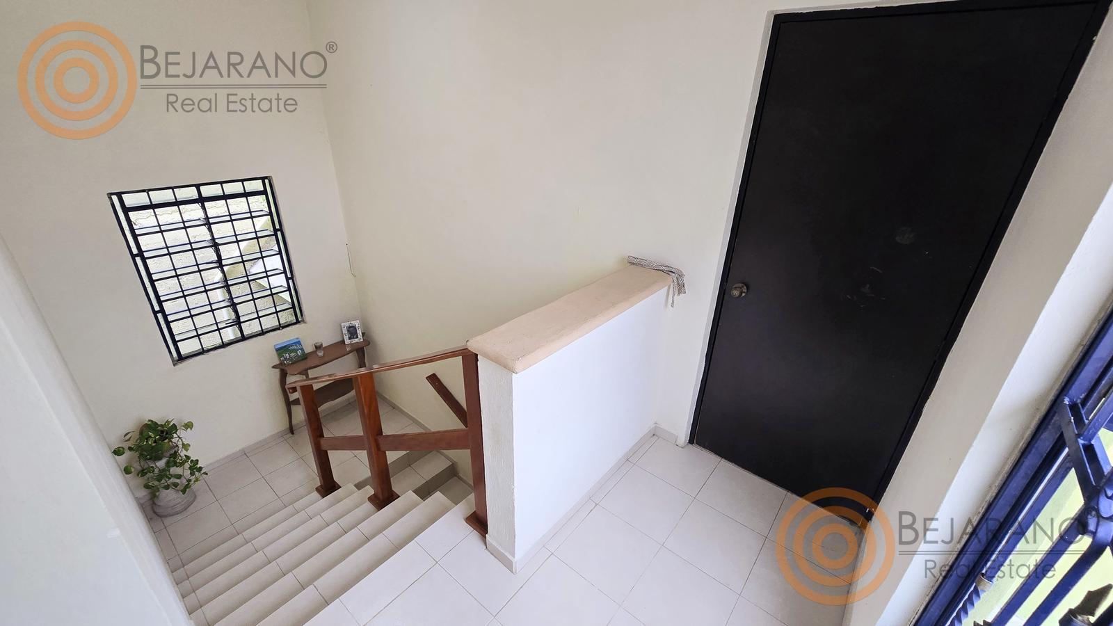 bho8125184-17 Descanso de la escalera con ventana de herrería