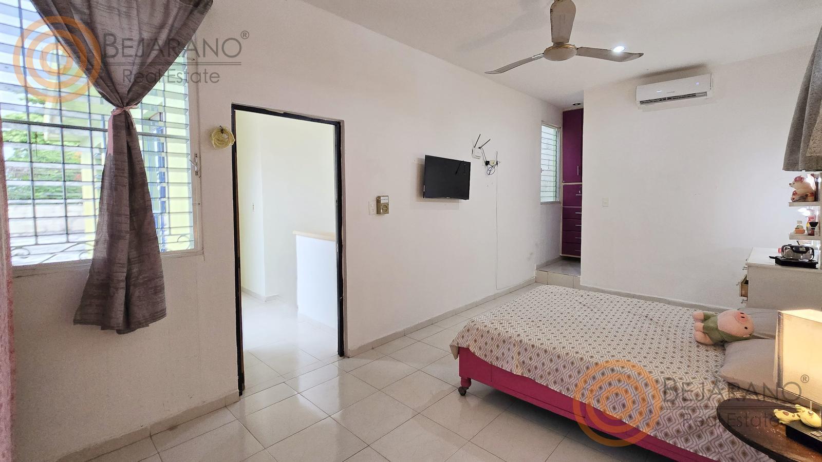 bho8125184-19 Recámara con cama, TV y ventana, con baño al fondo