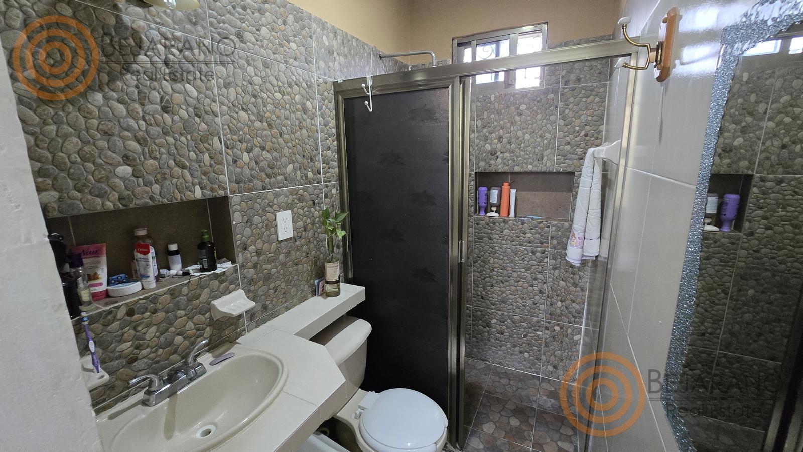 bho8125184-20 Baño con muro de piedra de río y regadera de cristal