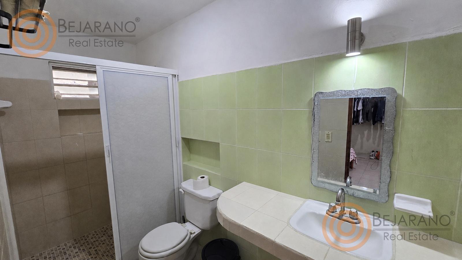 bho8125184-23 Baño con regadera y lavabo en azulejo verde