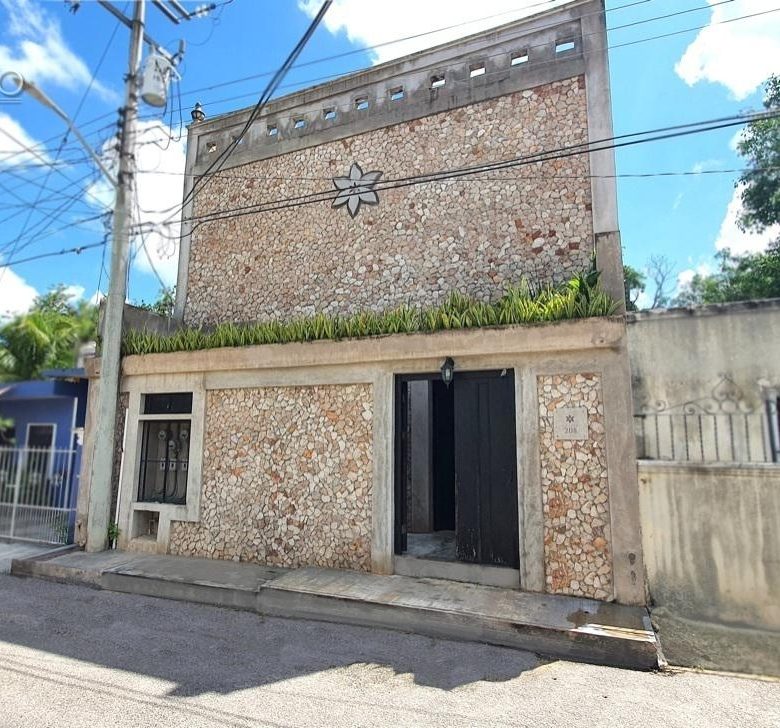 Fachada de piedra del hotel boutique en el barrio de San Juan