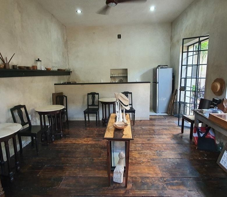 Recepción con cafetería integrada y piso de madera