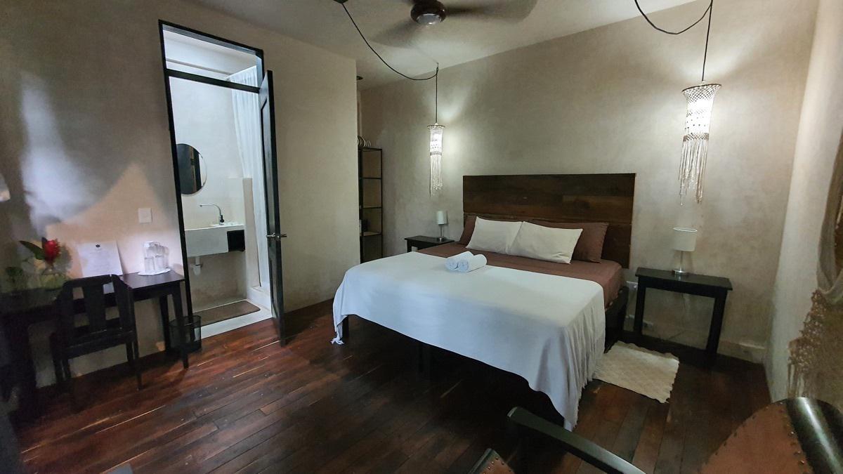 bre-c44-474-9-08 Habitación con cama king, madera y baño privado