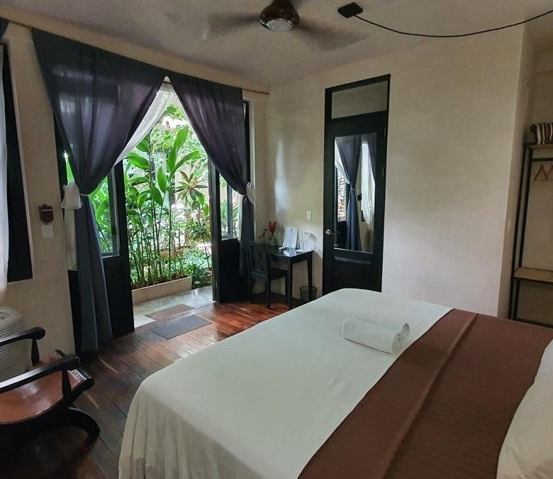 Habitación con ventanales al jardín interior