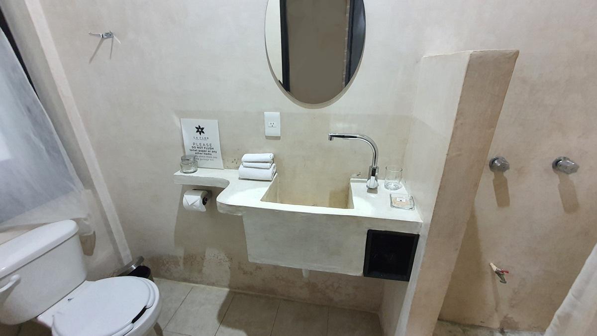bre-c44-474-9-10 Baño con lavabo de concreto pulido y regadera