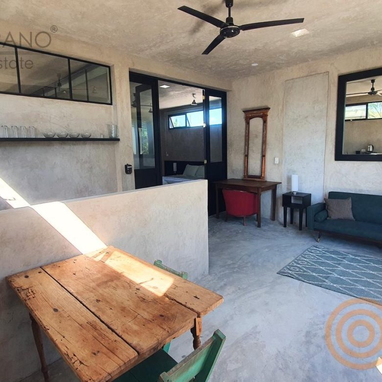 Sala y comedor del departamento del piso superior