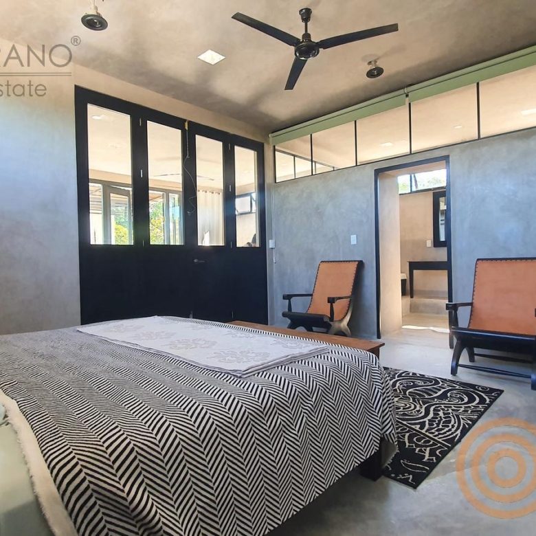 Habitación del departamento con ventanales altos