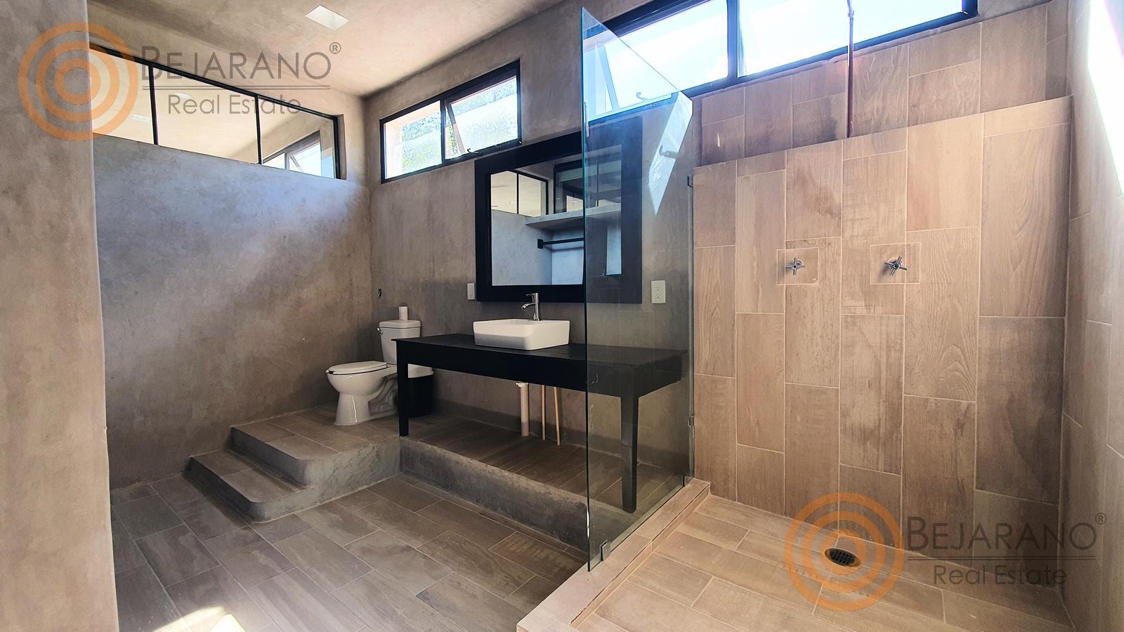 bre-c44-474-9-15 Baño con regadera revestida de madera y lavabo negro