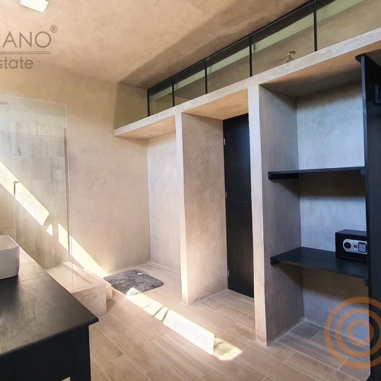 Vestidor con repisas y lavabo en una habitación