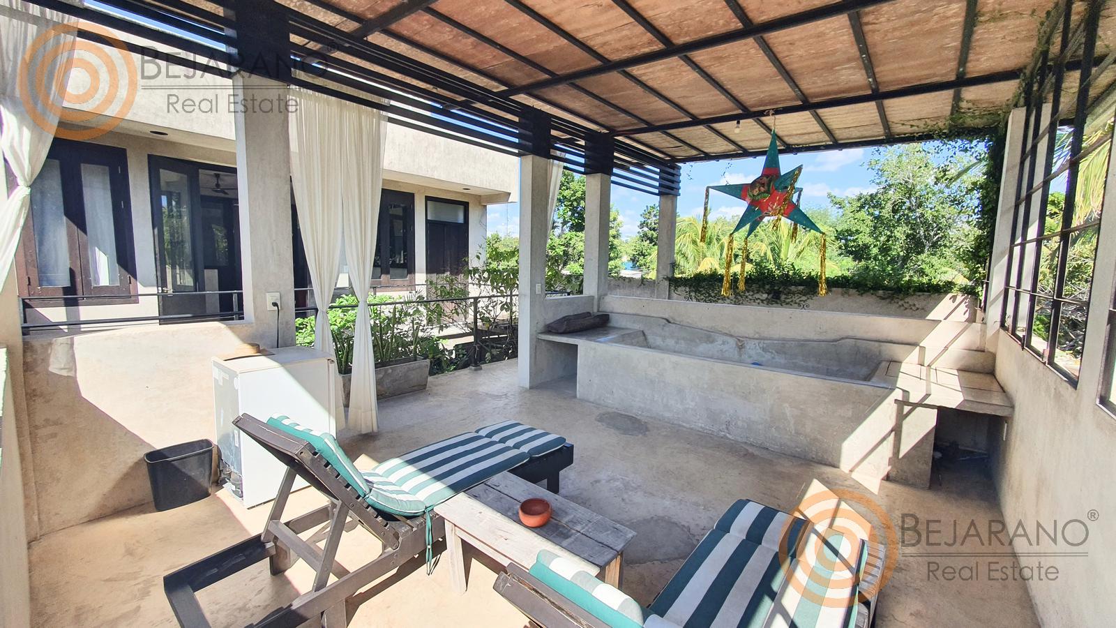 bre-c44-474-9-17 Terraza con alberca y camastros del hotel