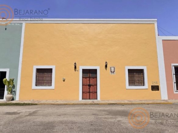 Fachada amarilla de la casa colonial frente al Convento de San Bernardino