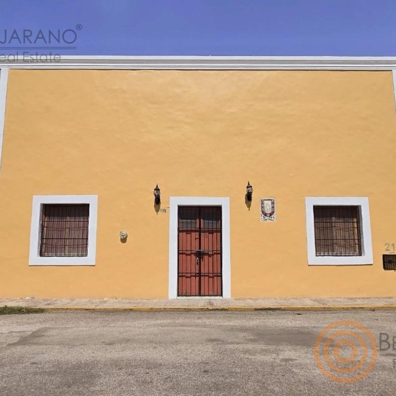 Fachada amarilla de la casa colonial frente al Convento de San Bernardino