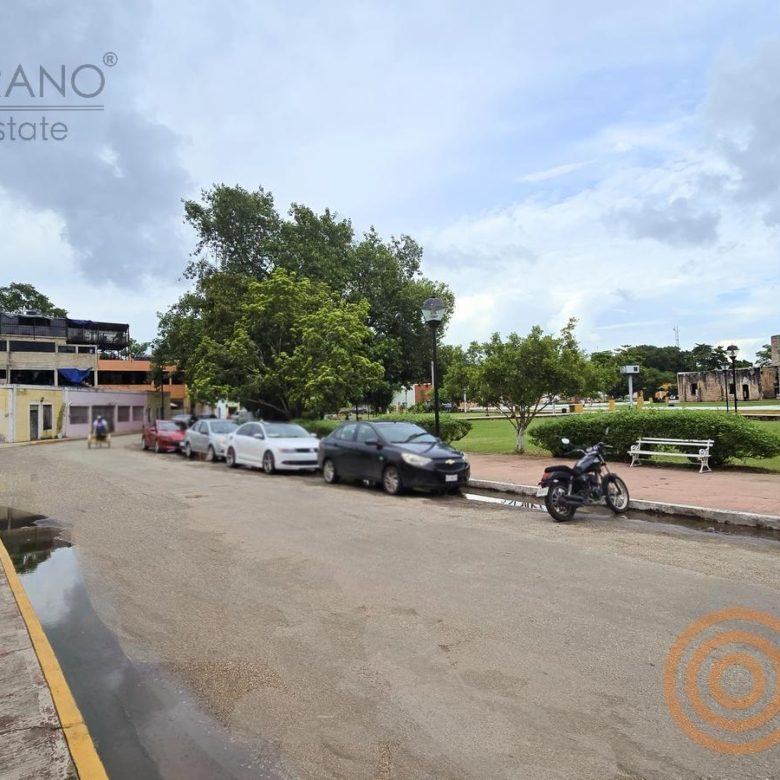 Calle frente a la casa con vista al parque y al Convento