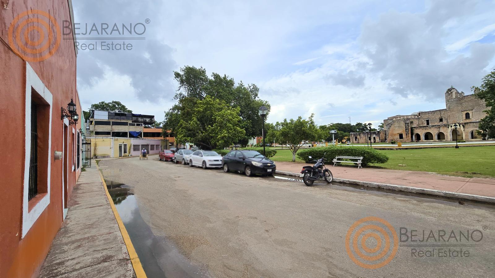 Calle del barrio de Sisal, en Valladolid, frente al parque y al Convento de San Bernardino