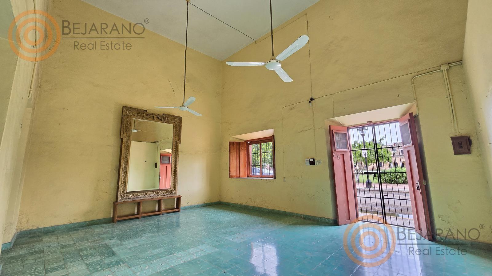 bre-cr-sisal-05 Sala amplia con espejo antiguo, ventilador y piso de pasta turquesa