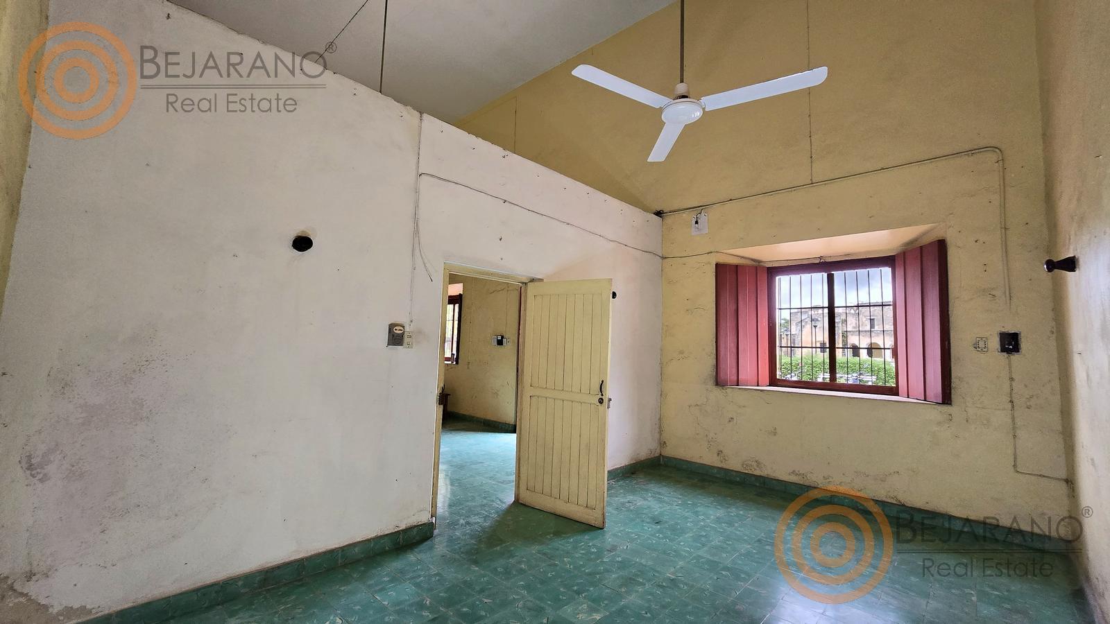 bre-cr-sisal-07 Habitación con ventana de persianas rosas y piso turquesa
