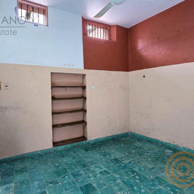 Habitación con repisas empotradas y muros de colores