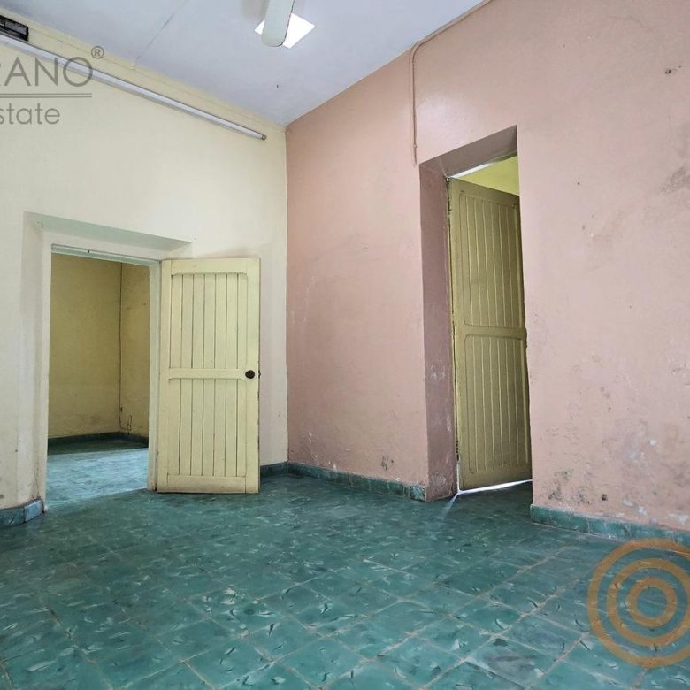 Habitación con puertas de madera y piso turquesa
