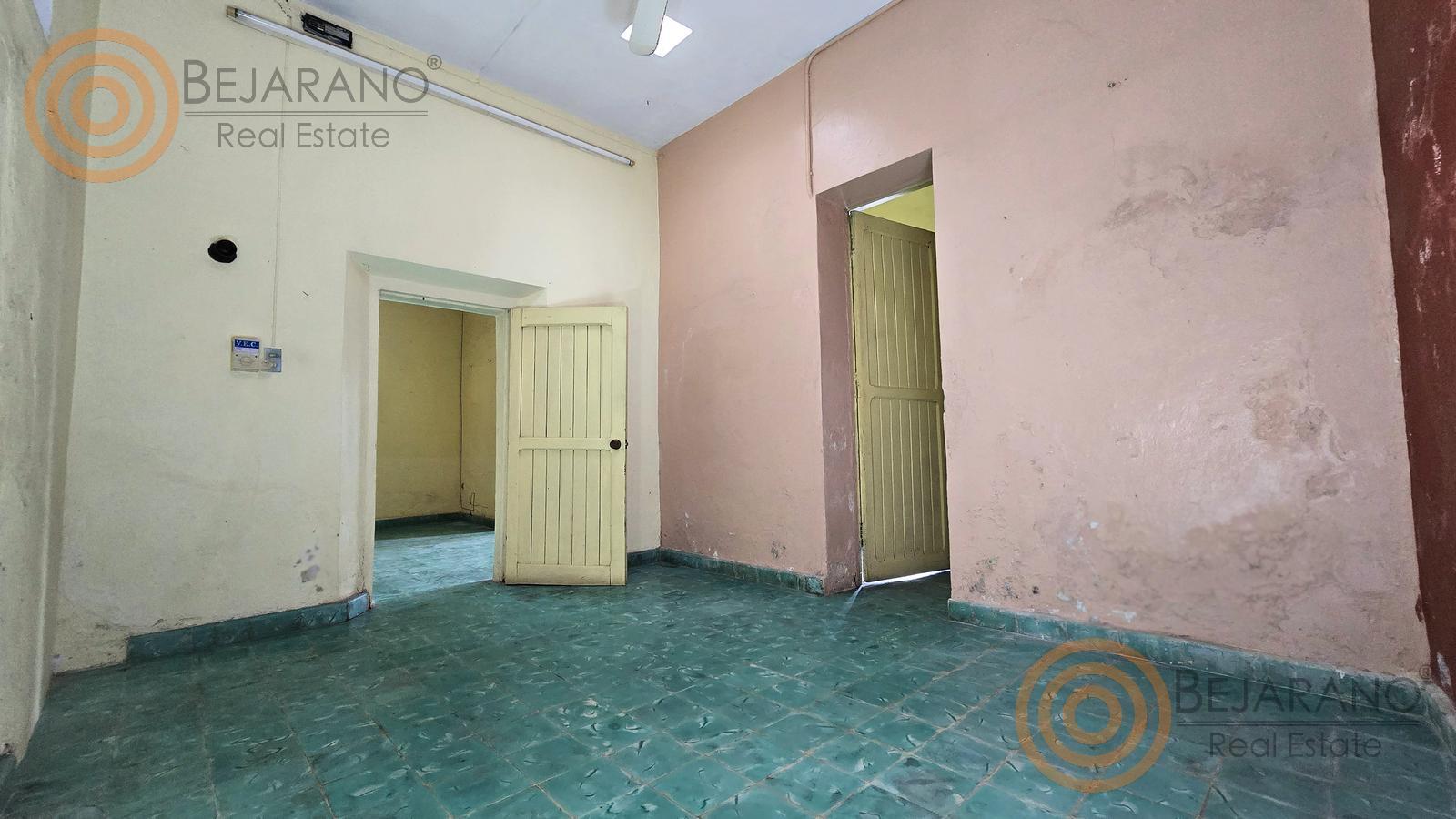 bre-cr-sisal-09 Habitación con puertas de madera y piso turquesa