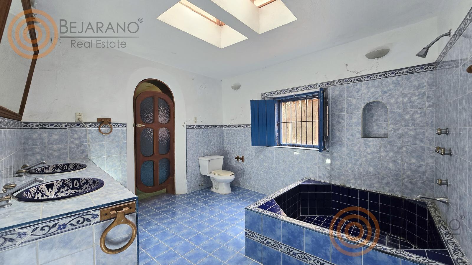 bre-cr-sisal-10 Baño con tina de azulejo azul y lavabo de talavera