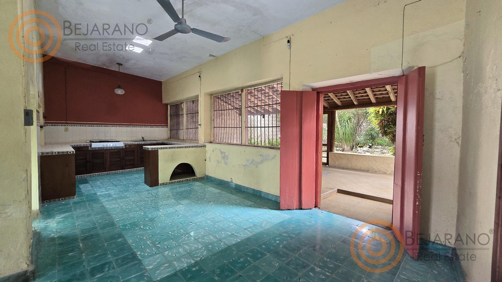 bre-cr-sisal-11 Cocina con ventanales al jardín y piso turquesa