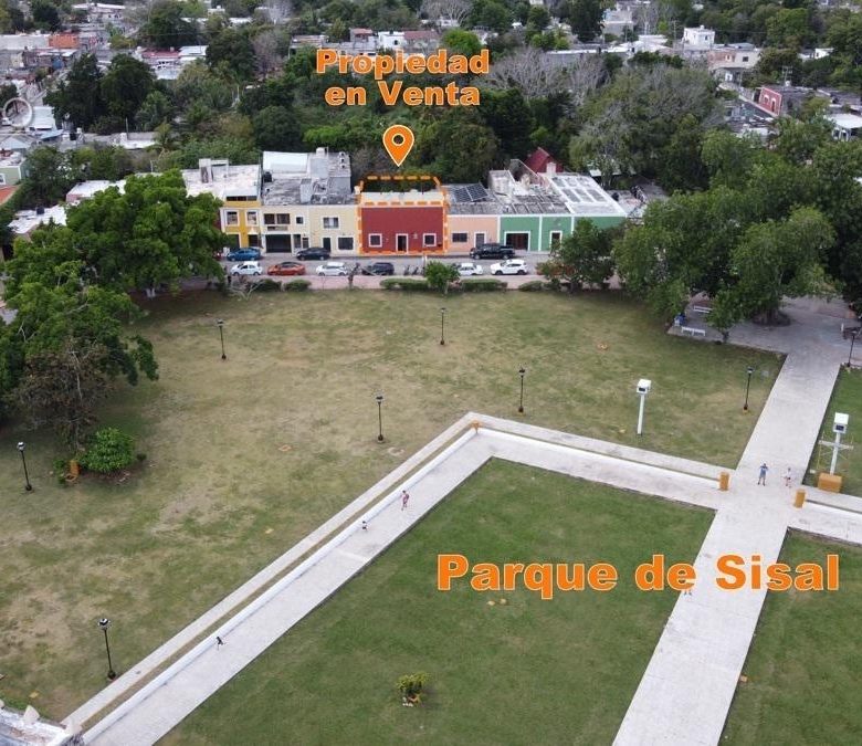 Vista aérea del parque de Sisal y la casa en la fachada del frente