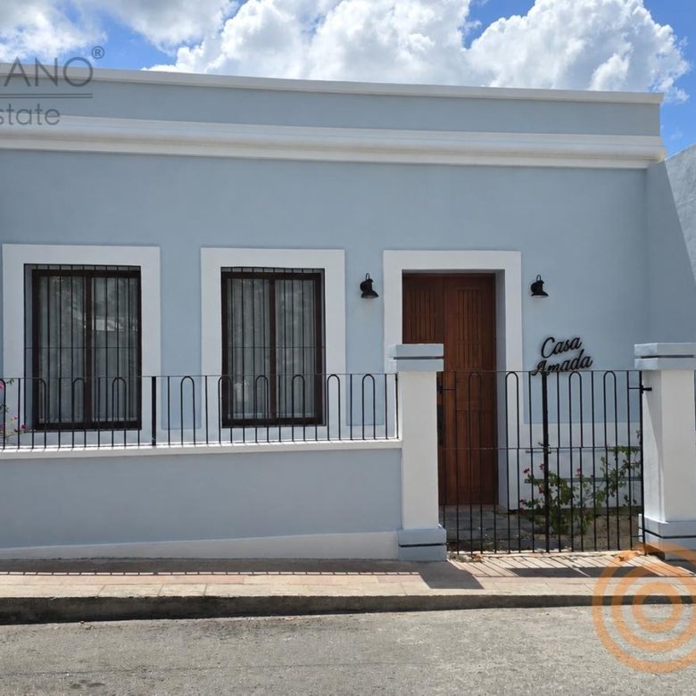 Fachada azul colonial de la casa frente al Parque de Santa Ana, Valladolid