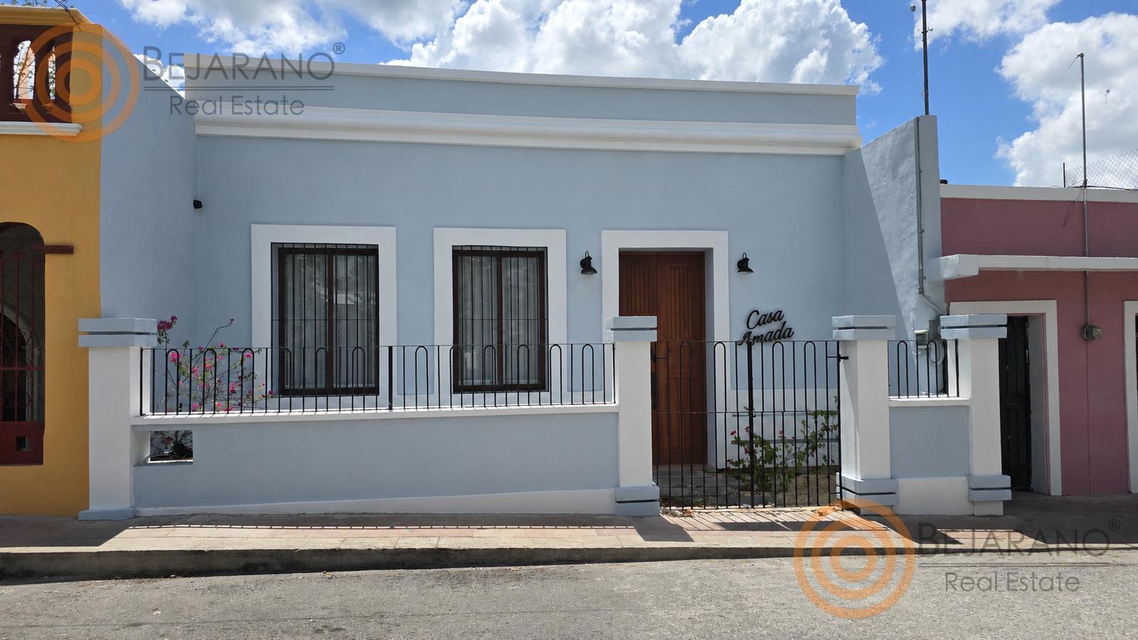 bre-crv-parksantaana-01 Fachada azul colonial de la casa frente al Parque de Santa Ana, Valladolid