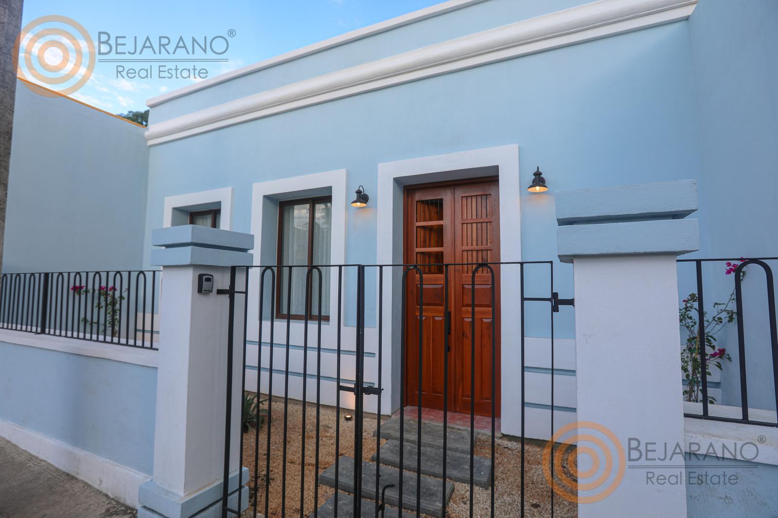 bre-crv-parksantaana-02 Puerta de madera y buganvilia en la entrada de la casa colonial
