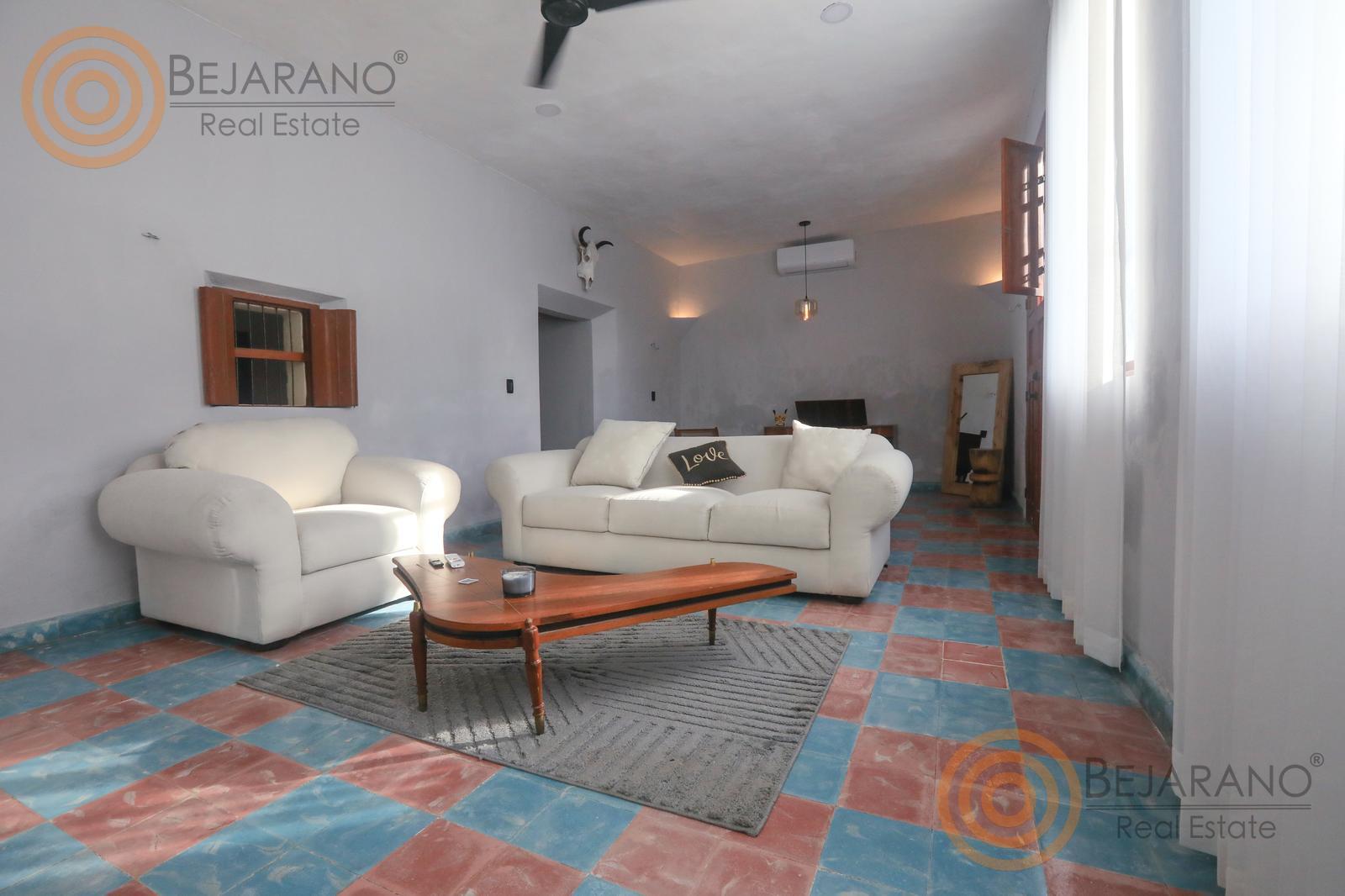 bre-crv-parksantaana-06 Sala con piso de mosaico de colores y sillones blancos
